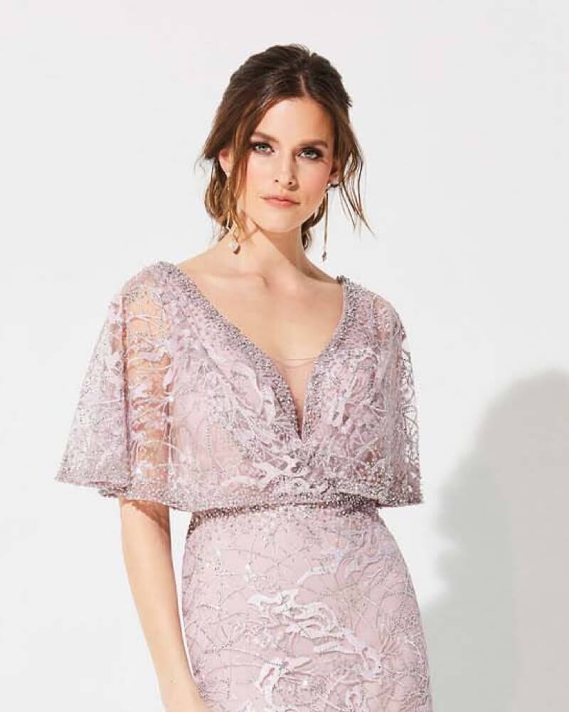 Mother of bride wearing a light purple lace dress